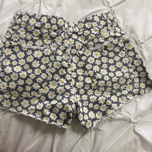 🤍3/35 ZARA flowered print jean shorts - Picture 3 of 3